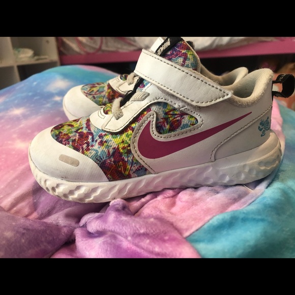 Little girls Nike shoes - Picture 2 of 3